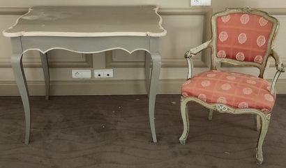 LOT COMPRENANT :

TABLE DE MILIEU ET CONSOLE...