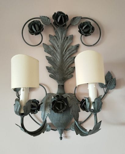 SUITE DE 4 APPLIQUES à deux lumières, tôle...