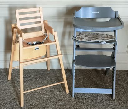 QUATRE CHAISES HAUTES d enfant de deux modèles...