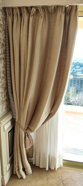 PAIRE DE RIDEAUX, tissu beige à bordures...