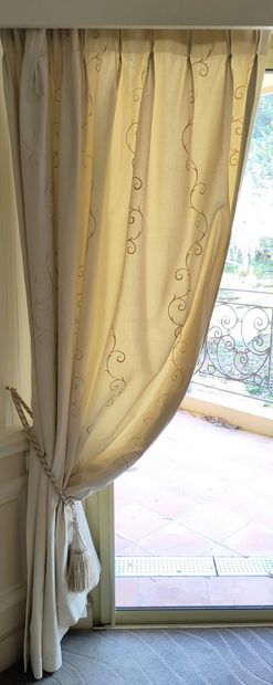 PAIRE DE RIDEAUX en tissu beige brodé de...
