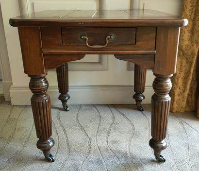 TABLE BASSE à roulettes et pieds cannelés...