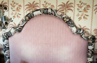 LOT COMPRENANT :

TETE DE LIT, tissu rose...