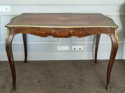 BUREAU mouvementé de Style Louis XV, bois...