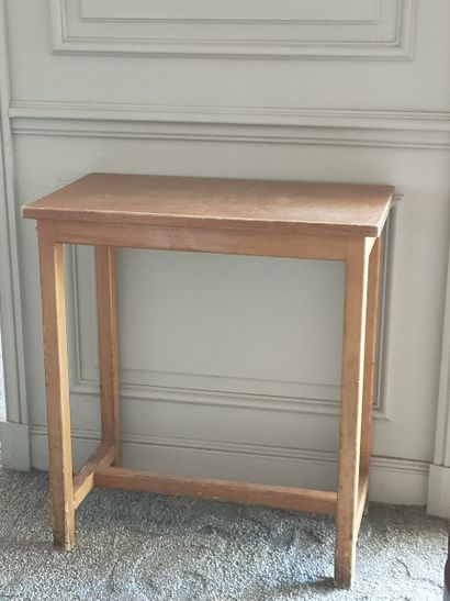 SUITE DE QUATRE TABLES DESSERTES DE RESTAURANT...