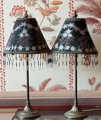 PAIRE DE LAMPES en métal, abat-jours en perles...