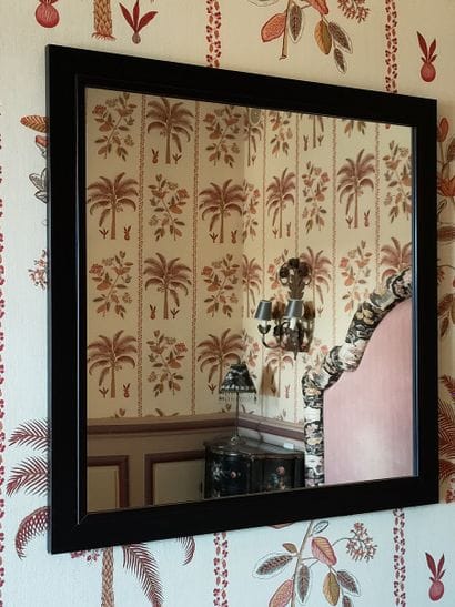 MIROIR en bois laqué noir 69 x 69 cm



MAS...