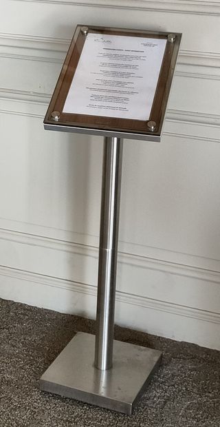 TROIS PORTES-MENUS en métal chromé et verre

H....