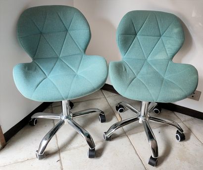 PAIRE DE CHAISES SECRETAIRE à tissu vert...