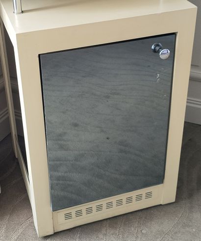 MEUBLE POUR MINI BAR en bois laqué crème

82...