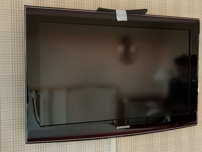 TELEVISEUR MURAL 80 cm et télécommande Samsung.



BASTIDE...
