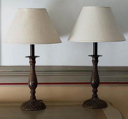 PAIRE DE LAMPES en métal patiné, à motif...