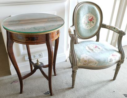 LOT COMPRENANT :

FAUTEUIL CABRIOLET MEDAILLON...