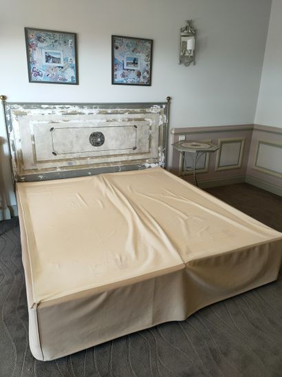 LOT COMPRENANT : 

TETE DE LIT et GUERIDON...