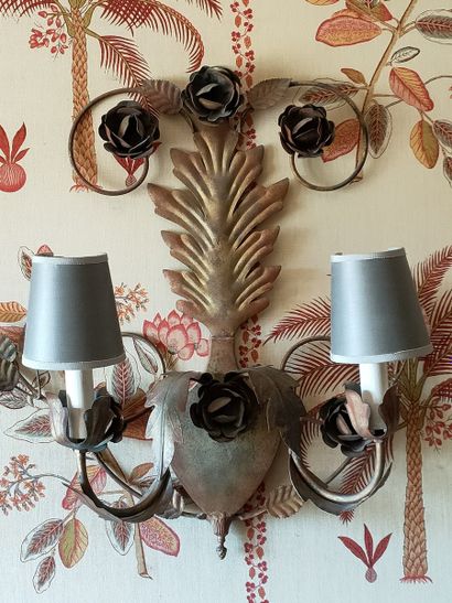SUITE DE 3 APPLIQUES en tôle, deux lumières,...