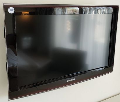TELEVISEUR 100 cm et télécommande de marque...