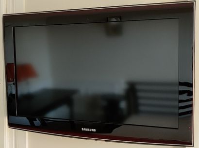 TELEVISEUR MURAL 80 cm et télécommande Samsung,



BASTIDE...