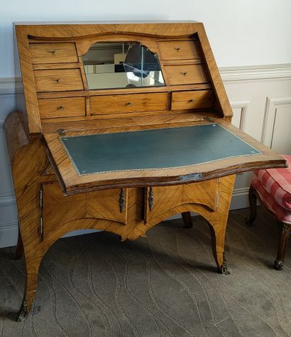 SCRIBAN de Style Louis XV en bois de placage

Abattant...