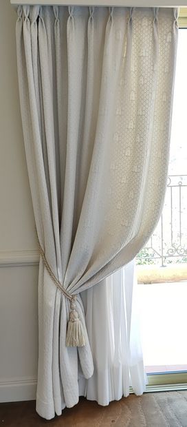 PAIRE DE RIDEAUX blanc cassé à décor de semi...