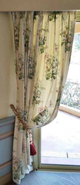 PAIRE DE RIDEAUX, coton fond beige imprimé...