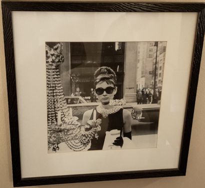 DEUX REPRODUCTIONS ENCADREES, photos de Audrey...