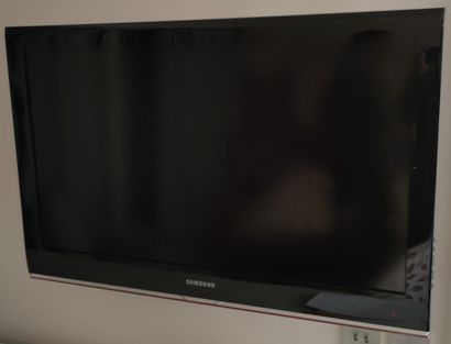 TELEVISEUR MURAL 93 cm et télécommande de...