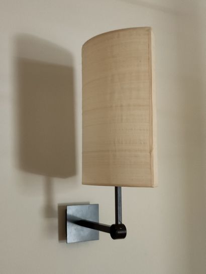 SUITE DE QUATRE APPLIQUES à une lumière en...