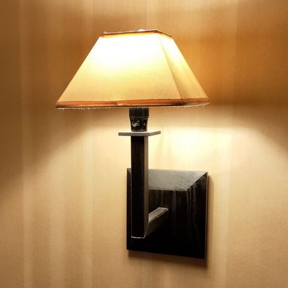 SUITE DE QUATRE APPLIQUES en bois à un bras...