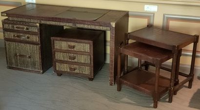 Ensemble de mobilier gainé de cuir marron...