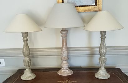 PAIRE DE LAMPES en bois cérusé beige. Ht...