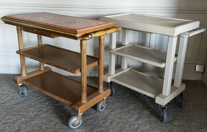 DEUX TABLES ROULANTES DE RESTAURANT

Une...