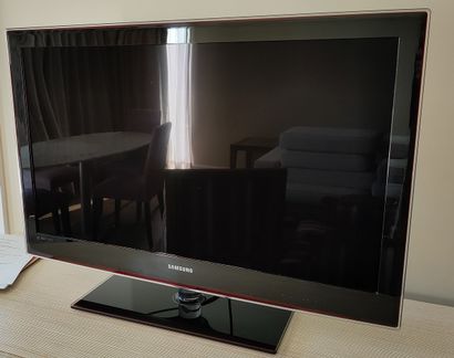 TELEVISEUR 100 cm et télécommande de marque...