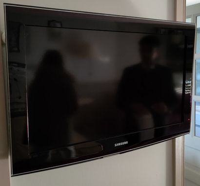 TELEVISEUR MURAL 80 cm et télécommande Samsung,...