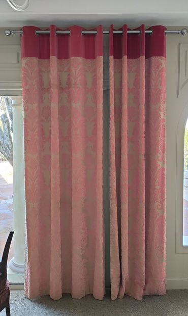 PAIRE DE RIDEAUX en tissu et velours frappé...