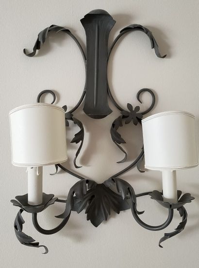 SUITE DE QUATRE APPLIQUES à deux lumières...