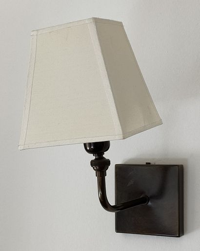 SUITE DE QUATRE APPLIQUES à une lumière en...