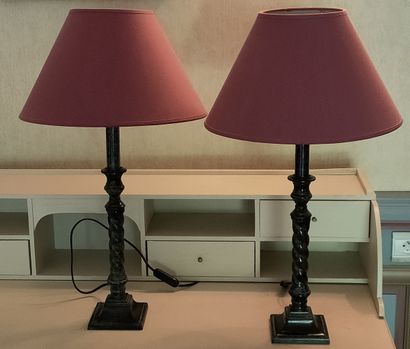 PAIRE DE LAMPES torsadées en métal patiné...