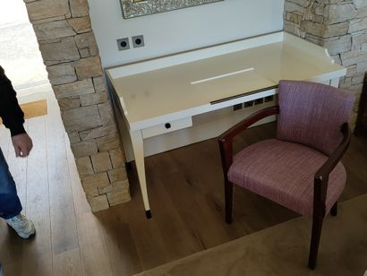 LOT COMPRENANT :

BUREAU CONTEMPORAIN en...