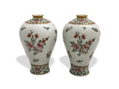 MANUFACTURE DE SAMSON - PAIRE DE VASES BALUSTRES

en...