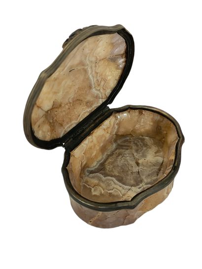 BOX OF MOVING FORM with hinged lid in agate...