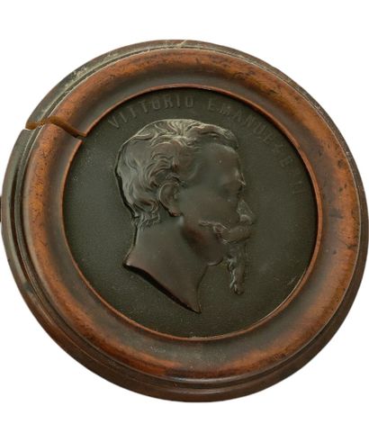 MEDAILLON DE VICTOR EMMANUEL II en bois durci...