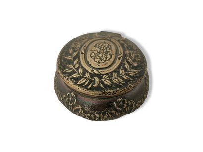 BOX OF MOVING FORM with hinged lid in agate...