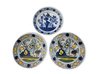 DELFT - 3 ROUND SQUARE PLATES OF WHICH A...