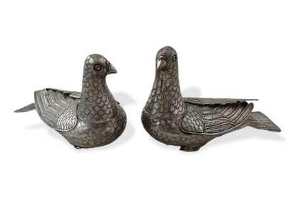 PAIR OF SALONS (?) IN THE FORM OF BIRDS -...