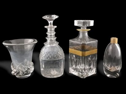 4 PIECES OF CRYSTAL OF TABLE AND DECORATIVE

-...