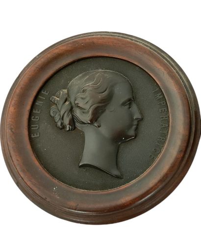 MEDAILLON DE L’ MPERATRICE EUGENIE en bois...