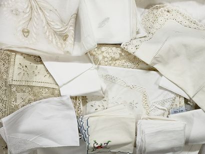 IMPORTANT LOT OF LINEN INCLUDING: Napkins...