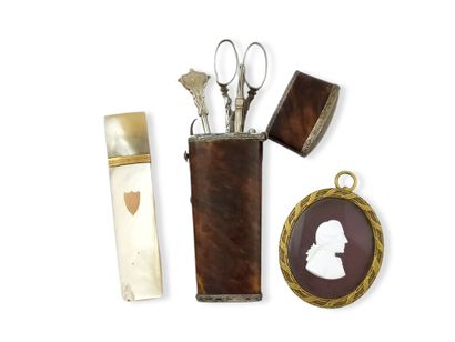 2 ETUIS Circa 1800

- 1 silver plated metal...