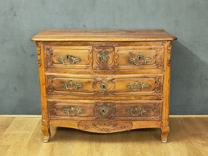 COMMODE - Rhone Valley, 18th Century in walnut...