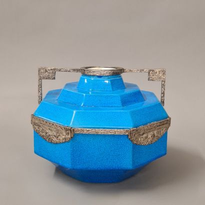 VASE OCTOGONAL Circa 1930 à pans coupés en...